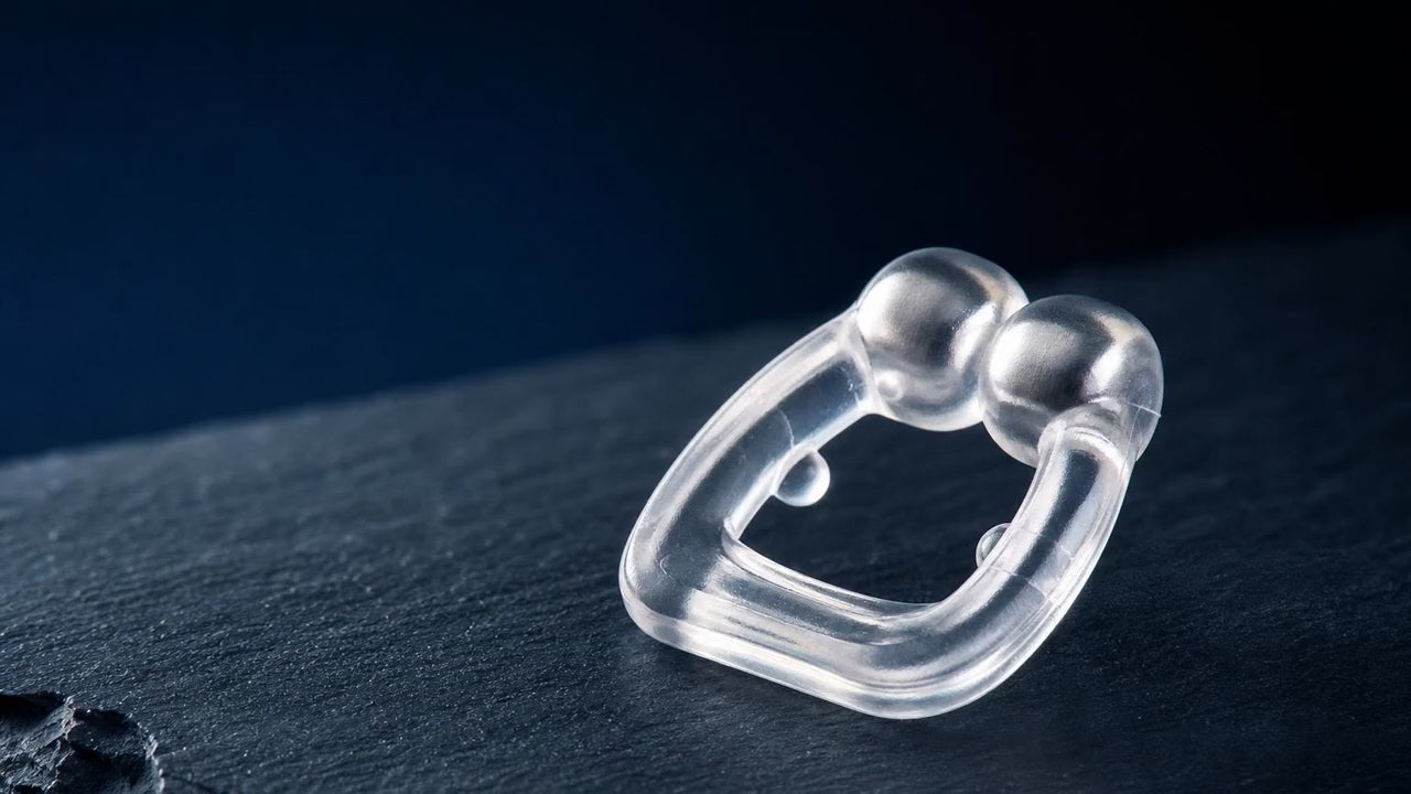 Clip nasal antirronquidos de silicona con cierre magnético, visto en detalle